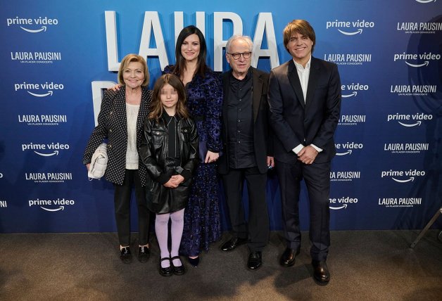 La famosa artista con su pareja, Paolo; su hija, Paola, y sus padres.