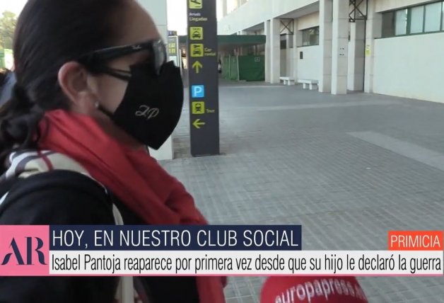 Isabel Pantoja, esta mañana en el aeropuerto de Jerez.