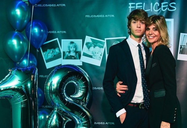 Aitor posó con su madre en su 18 cumpleaños.