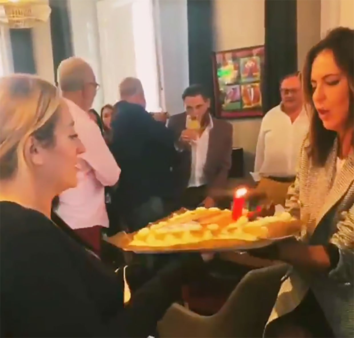 Olga le entrega a Rocío Flores su tarta de cumpleaños, en presencia de Antonio David.