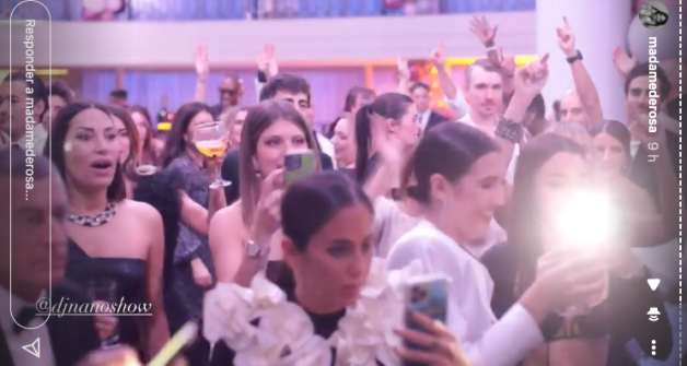 Anita, Alba Díaz y Anabel Pantoja disfrutan de la fiesta de lujo.