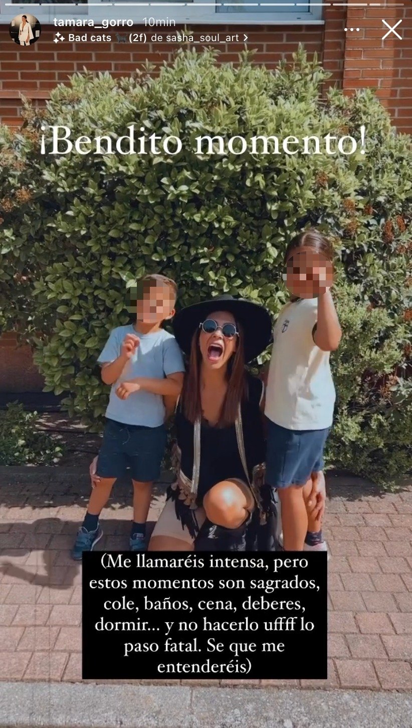 Tamara Gorro junto a sus hijos, tras poder ir a buscarles al colegio (@tamara_gorro).