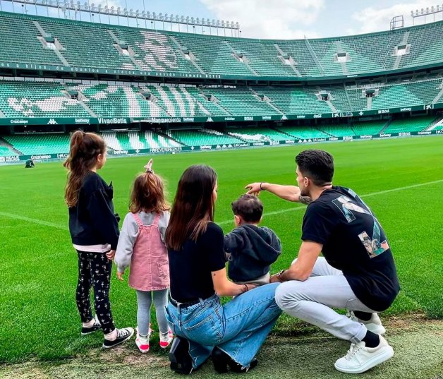 Marc Bartra y Melissa Jiménez, junto a sus tres hijos.