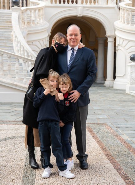 La última imagen tomada de Charlene junto a su marido y sus hijos.