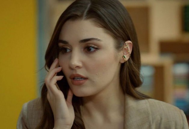 Eda recibe la llamada de una doctora que le confirma la noticia.