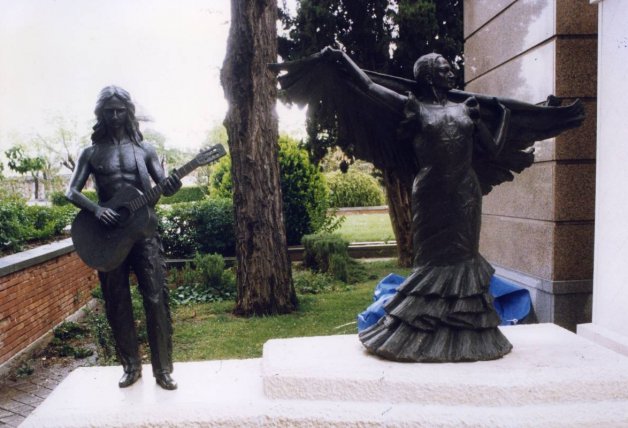 El mausoleo de Lola y Antonio Flores en el cementerio de La Almudena, en Madrid.