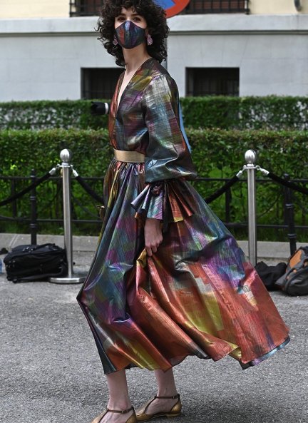 Brianda Fitz-James, prima del novio, acudió con un moderno vestido de Juan Cuyos.