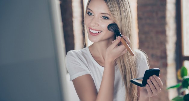 Aplica maquillaje en polvo sobre tu rostro para darle ese toque de bronceado e iluminación. 