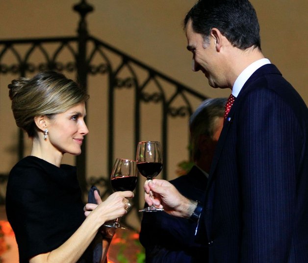 La feliz pareja brindando durante una de sus visitas oficiales. 