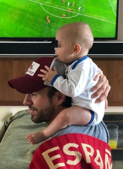 Enrique Iglesias y su hijo Nicholas viendo el Mundial de 2018.
