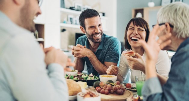 Rodéate de familia y amigos. Los estímulos sociales favorecen la memoria al estimular la producción de células en el área cerebral del hipocampo.