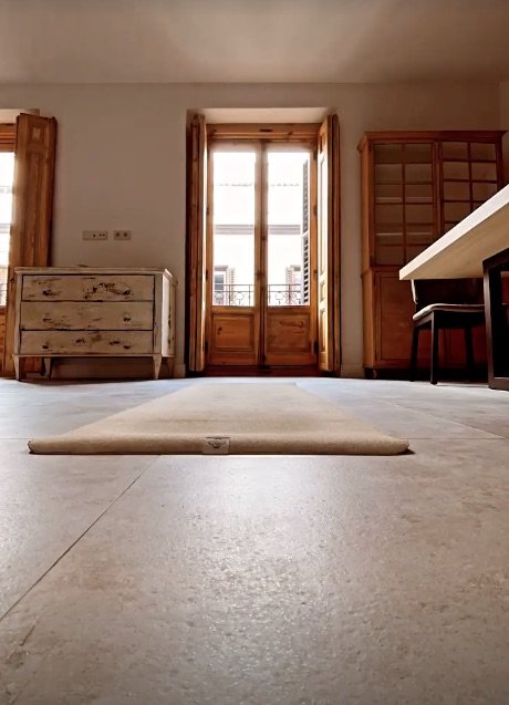 El espacio para hacer yoga que ha habilitado Nagore en su comedor.
