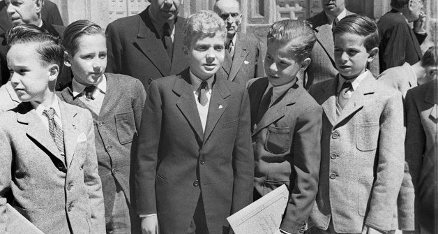 Don Juan Carlos era muy pequeño cuando se marchó interno a un colegio.