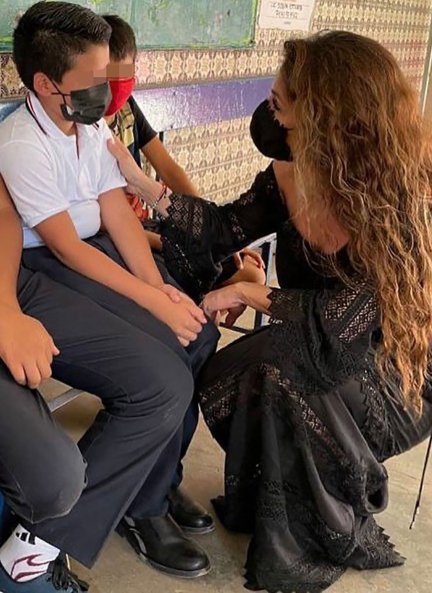 Paloma durante una de sus últimas visitas a una escuela de la Fundación Niños en Alegría. 