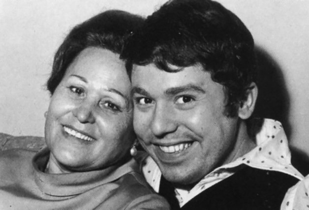  Raphael con su madre, Rafaela Sánchez, a la que el cantante adoraba. Falleció en 1987, víctima de una larga enfermedad.