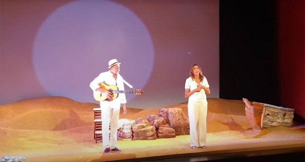 Paz Padilla con el músico Juan Fernández Valderrama durante la representación de la obra.