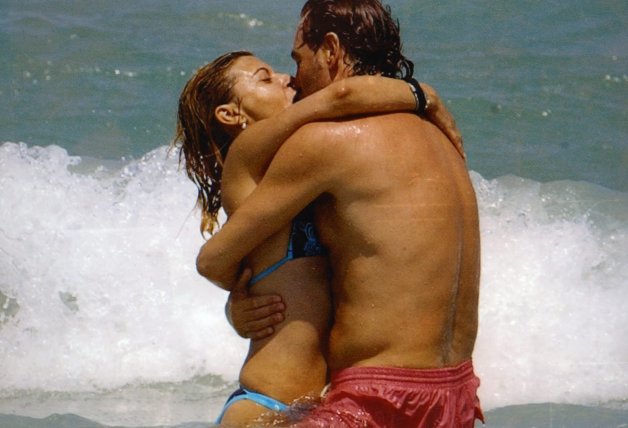 Terelu y Pipi Estrada no tenían reparos en hacerse muestras de cariño en cualquier lugar, playa incluída.