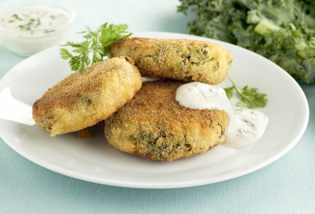 Pastelitos de patata y kale con salsa de yogur