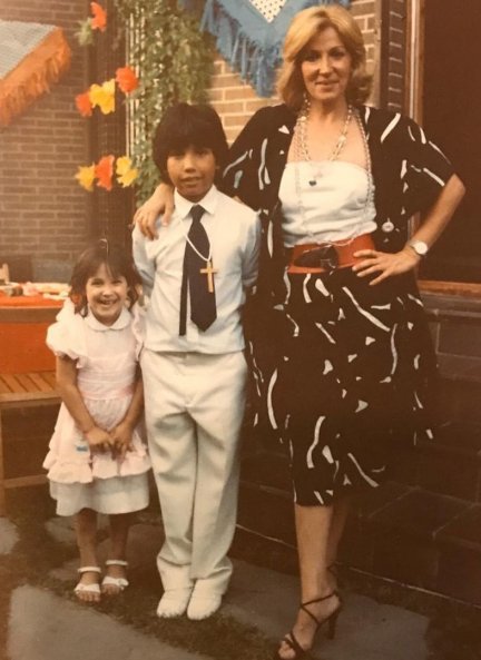 Malú y su hermano José, el día de la comunión de este, posando junto a su madre.