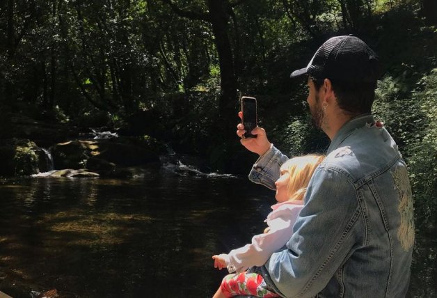 Padre e hija en plena naturaleza.