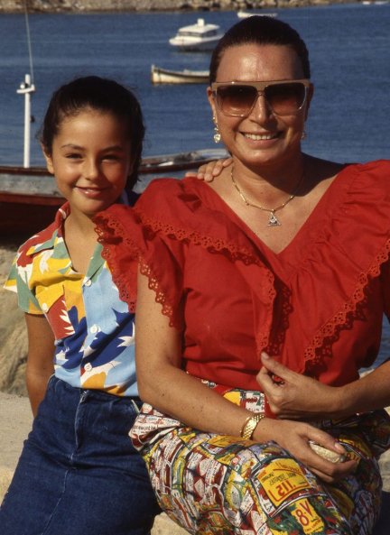 Con su madre, durante unas vacaciones de verano, que recuerda como maravillosas.