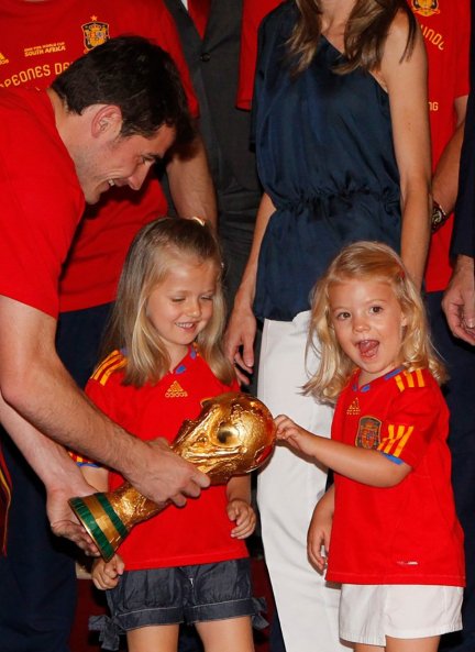 El portero de la Selección Española de Fútbol, Iker Casillas, mostró la Copa del Mundo a Su Alteza Real la Princesa de Asturias y a Su Alteza Real la Infanta Sofía, durante la audiencia mantenida con la Selección en el Palacio Real de Madrid.