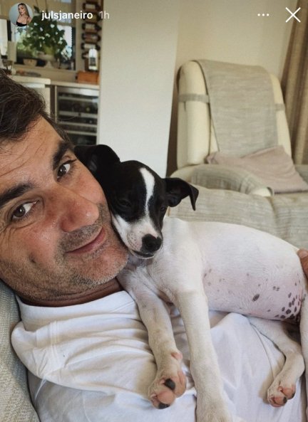 Jesulín de Ubrique, posando con un cachorro en el Instagram de Julia Janeiro (@julsjaneiro).