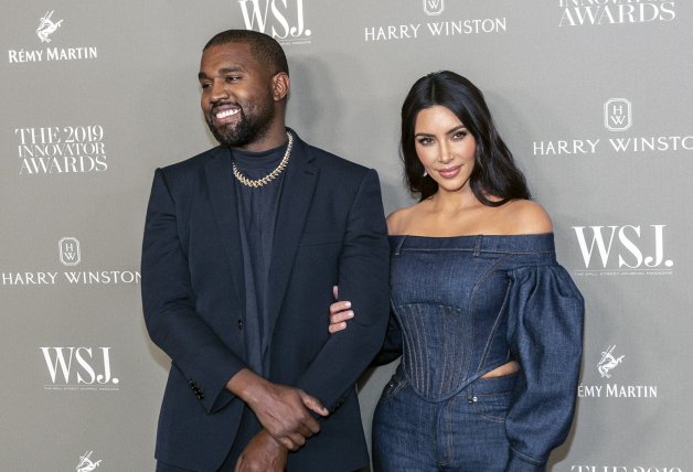 Kim Kardashian y Kanye West durante una gala.