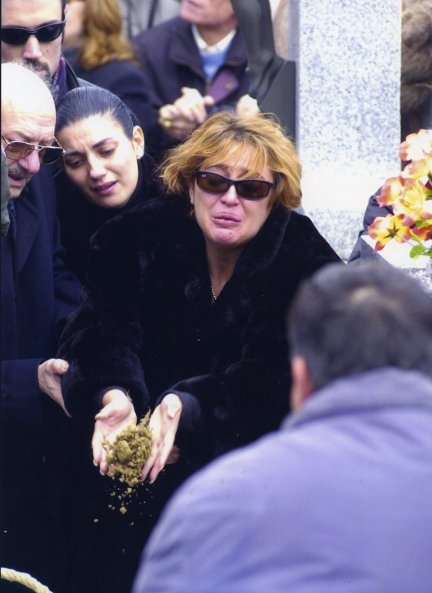 Raquel Mosquera, la viuda de Pedro Carrasco, deshecha, en el funeral por su marido.