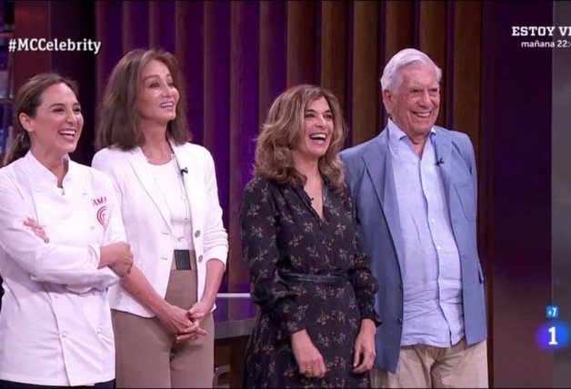Con su madre y la pareja de ésta, Mario Vargas Llosa, en MasterChef Celebrity.