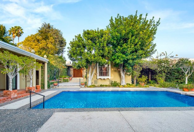 El bonito jardín de la residencia, con una gran piscina.