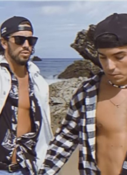 Mario Casas y Óscar, de vacaciones juntos.