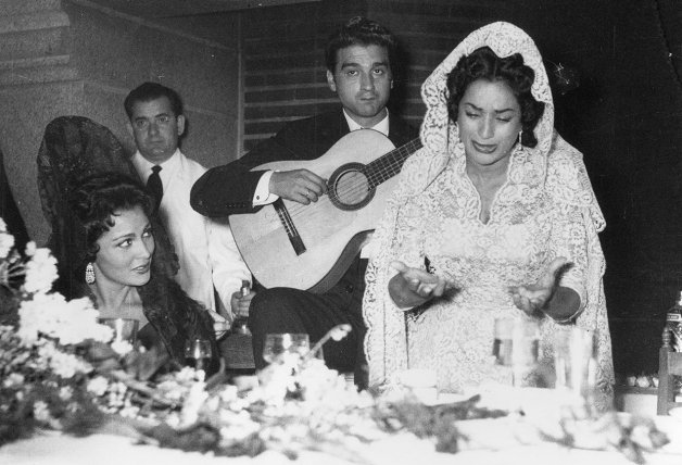 Durante el banquete de su boda, en 1957, no faltó la guitarra de su esposo ni sus canciones.