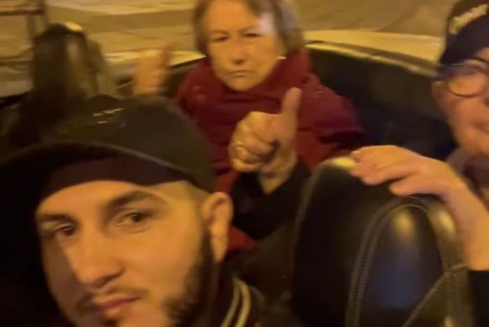 Omar lleva en descapotable a sus abuelos por Madrid.
