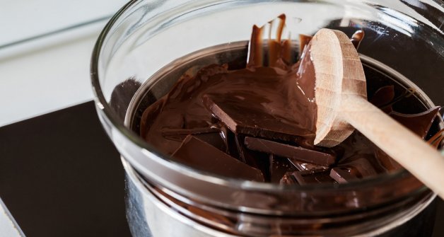 ¡Así es como tienes que deshacer y mezclar el chocolate con la leche!