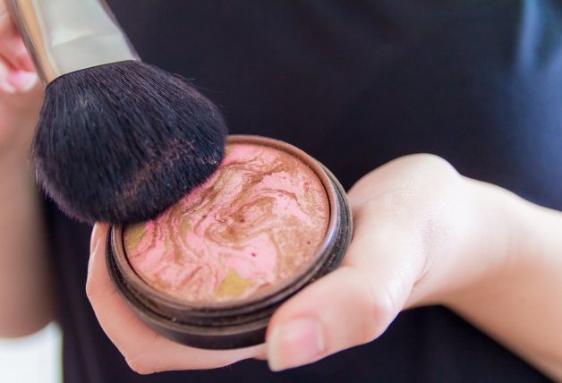 Los coloretes y bronceadores "todo en uno" son muy útiles para maquillarse más rápido.