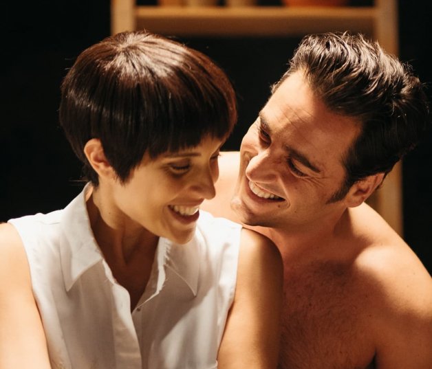 David con Cristina Llorente, que hace el papel de Demi Moore en el filme, en una de las escenas más famosas de "Ghost".
