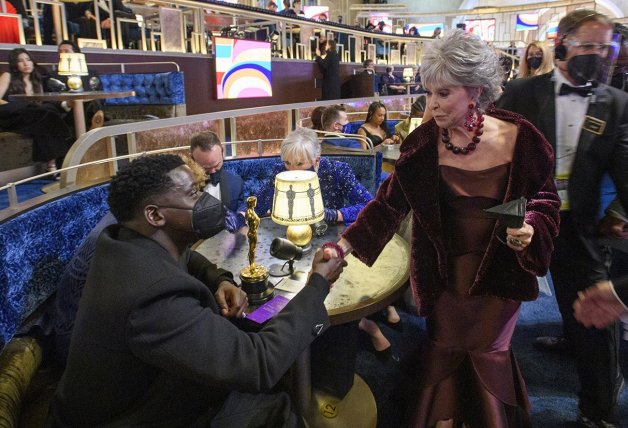 Rita Moreno, mítica actriz de "West Side Story" saluda a Daniel Kaluuya, ganador del Oscar a mejor actor de reparto por "Judas y el mesías negro".