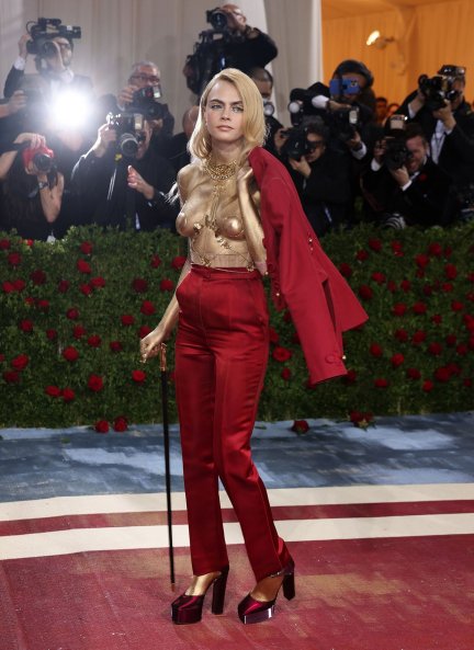 La modelo Cara Delevigne, con un atrevido diseño de Dior, que dejaba su torso desnudo y cubierto de oro.