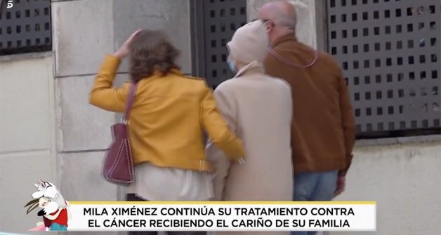 Mila Ximénez pasea por Madrid agarrada de dos de sus hermanos