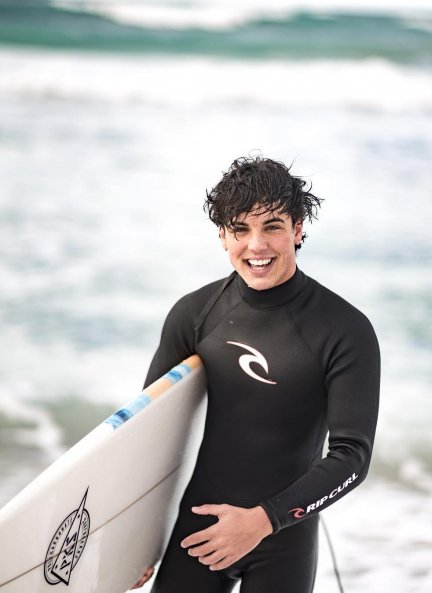 Óscar es un apasionado del surf.