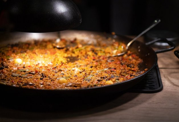 Dejar reposar es el último truco para que el arroz de la paella quede suelto