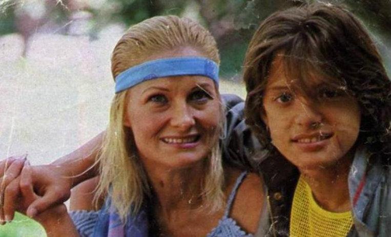 Luis Miguel, cuando era solo un adolescente, junto a su madre, Marcela Basteri.