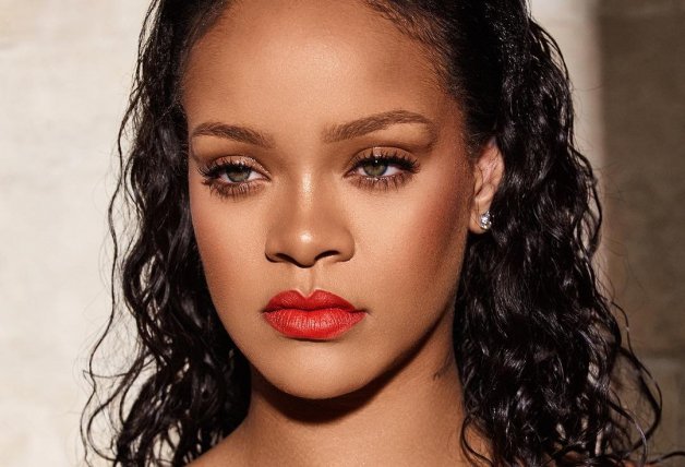 La cantante Rihanna tiene los ojos almendrados.