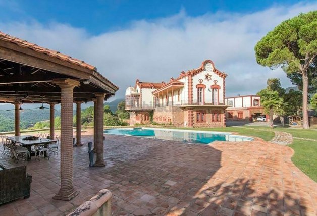 El palacete dispone de un enorme jardín con piscina con impresionantes vistas.