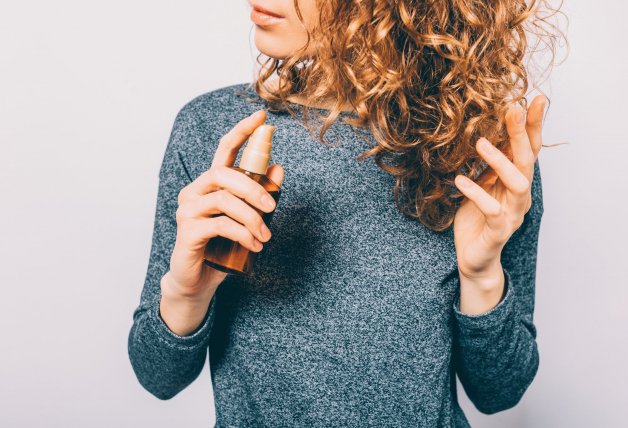 Hidrata el pelo rizado con los aceites naturales que lo protegen del sol, del calor y la contaminación, aparte de aportarles brillo y suavidad.