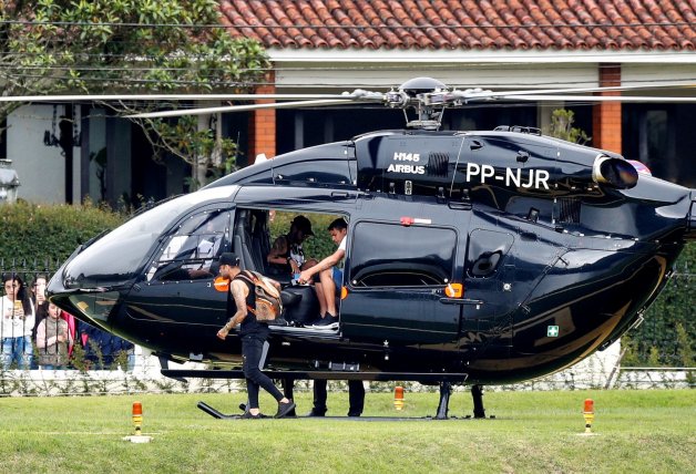 Neymar llegando en su helicóptero al centro de entrenamiento de la selección brasileña.