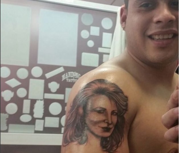 El hijo de la cantante se hizo un retrato de ella en el brazo.