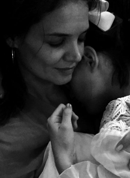 Katie y Suri compartiendo un momento tierno.