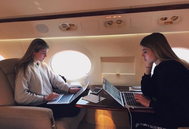 Victoria y Cristina Iglesias, en su jet privado.